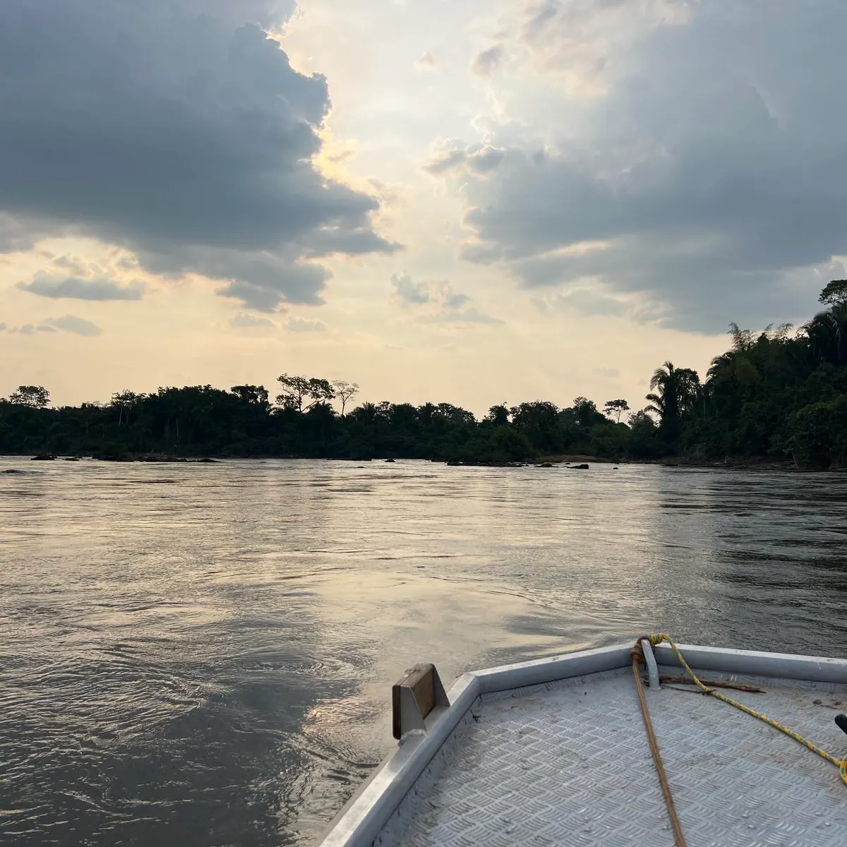 Rio Machado, proa de barco na água em Ji-Paraná