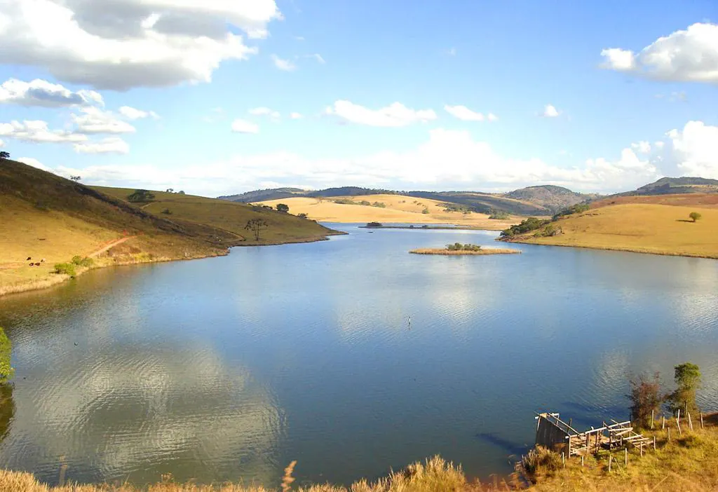 Rio Machado, margem com morros