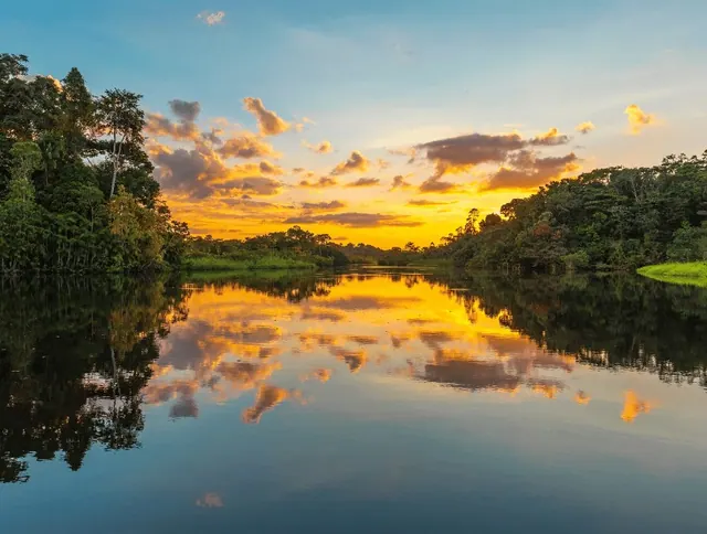 Rio Mamoré, reflexo do céu ao entardecer