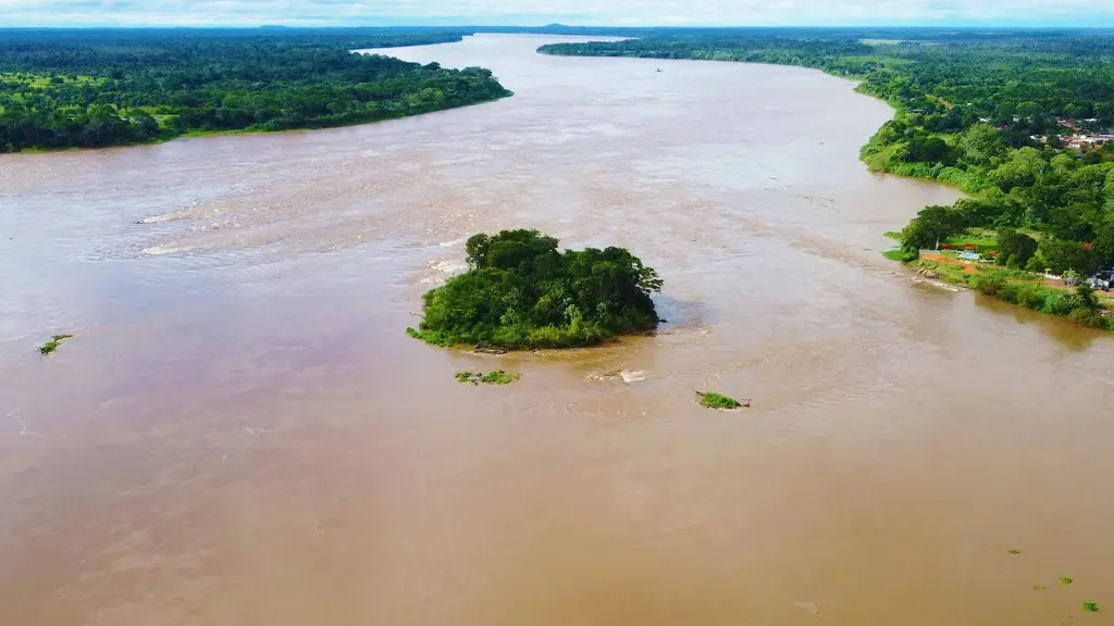 Rio Mamoré, aérea com ilha e barcos