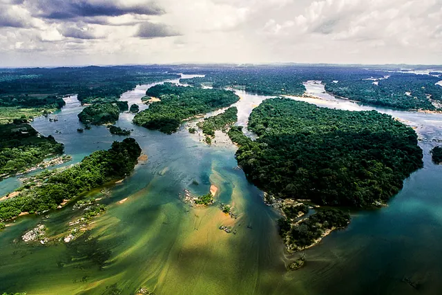Rio Xingu, aérea com ilhas e pedras