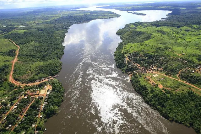 Rio Xingu, corredeiras vistas do alto